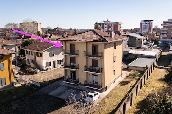 Borgomanero - Appartamento ultimo piano con due autorimesse